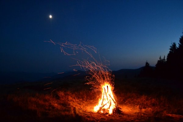Костер в горах ночью