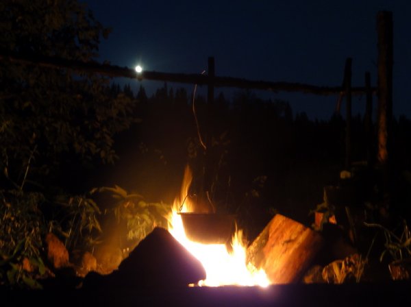 Костер и звезды Луна