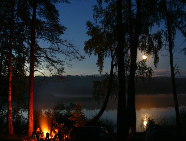 Ночь на берегу реки