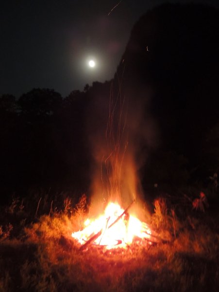 Ночной костер в горах