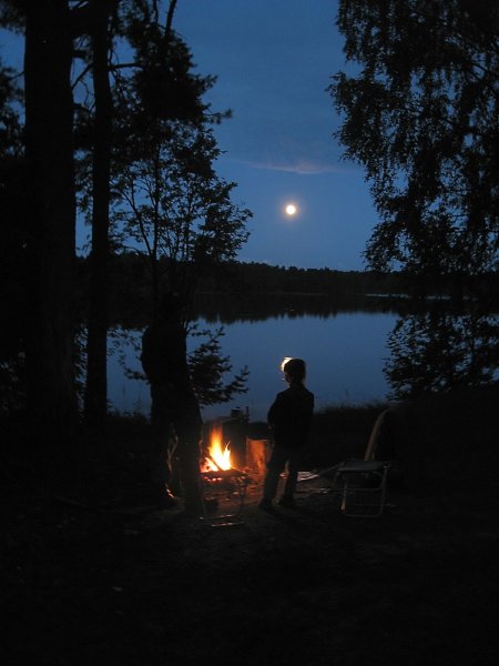 Костер у озера