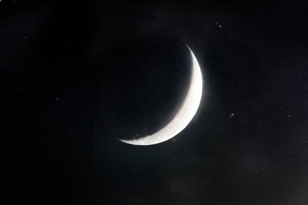 Месяц на черном фоне