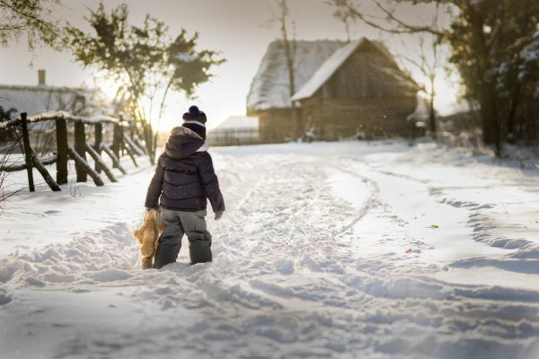 Дети в деревне зимой