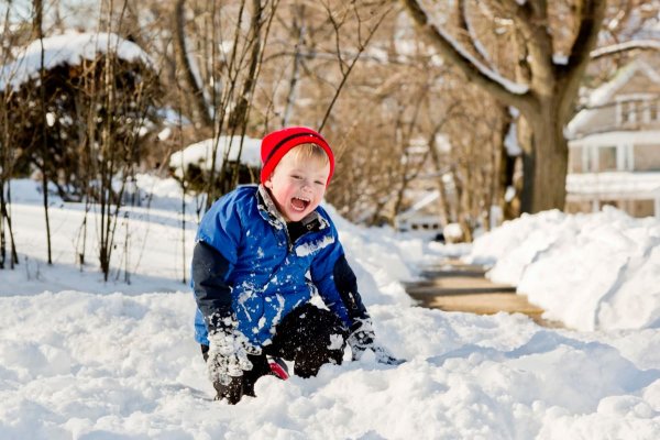 Дети играют в снегу