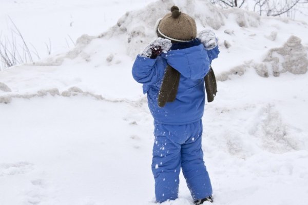 Мальчики зимой на улице