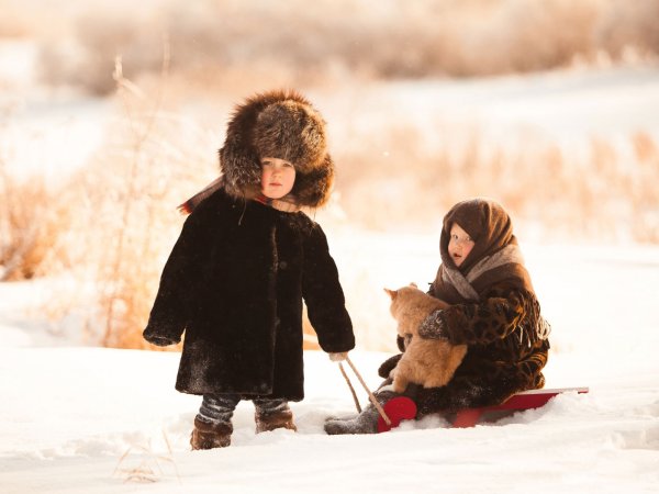 Мальчик и девочка зимой