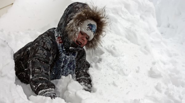 Мальчик в сугробе