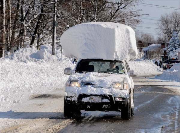 Машину занесло снегом