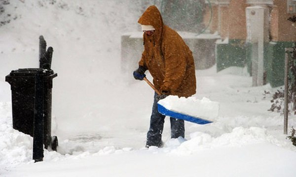 Человек с лопатой зимой