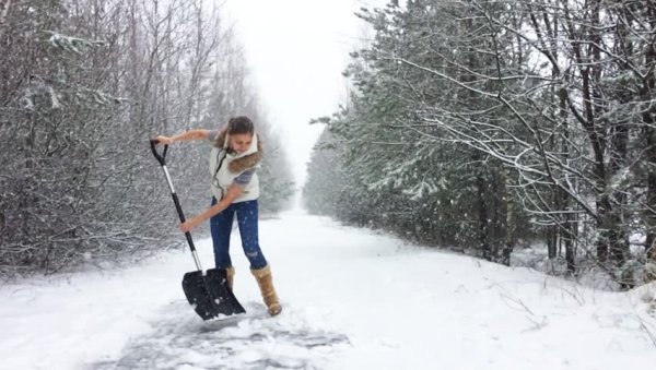 Уборка снега девушка
