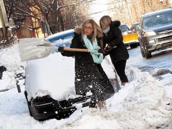 Девушка откапывает машину