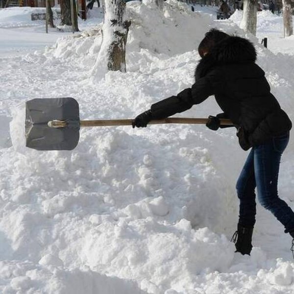 Девушка с лопатой