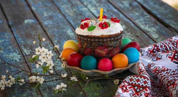 Пасха красные яйца и кулич