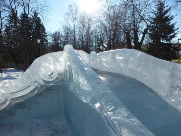 Зимняя горка из снега