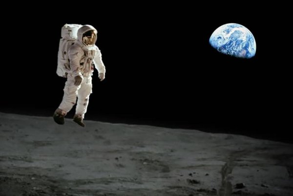 Космонавт в прыжке