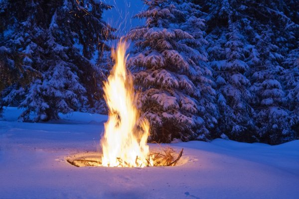 Костер зимой сказочный