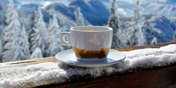 Кофе на фоне зимних гор