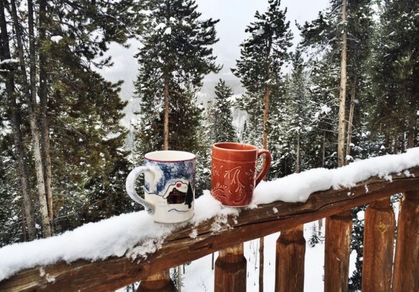 Стаканчик кофе в снегу ночью