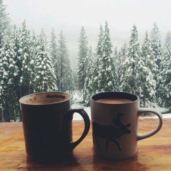 Кружка кофе на заснеженном окне