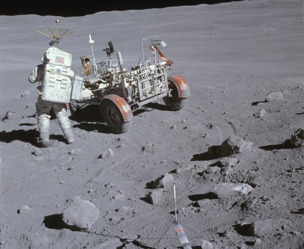 Аполлон 16 на Луне
