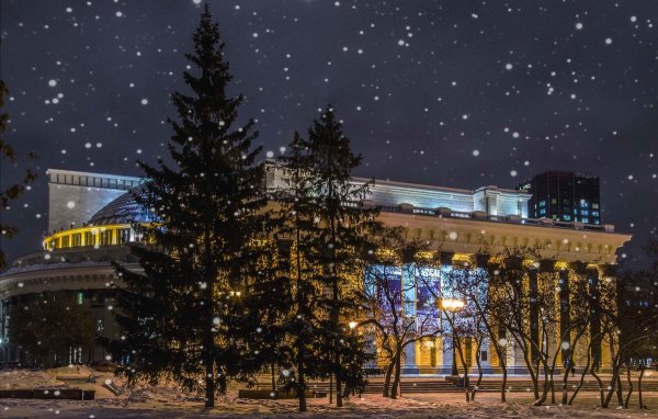 Вечерний оперный театр Новосибирск зимой