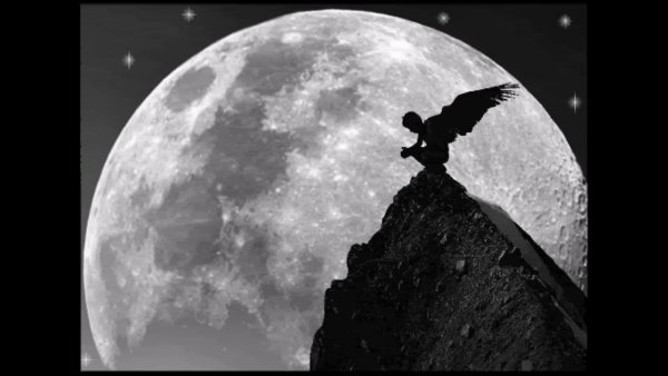 Ангел на фоне Луны