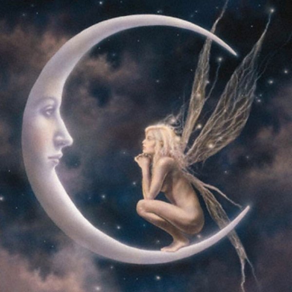 Ангел сидит на месяце