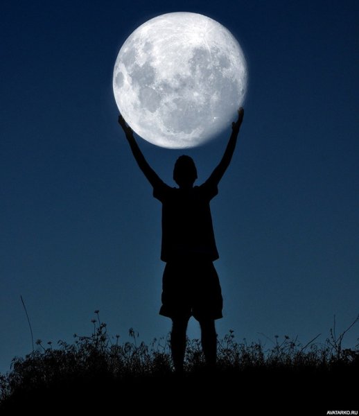 Человек на фоне Луны