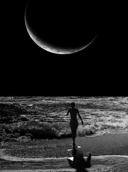 Лунная дорожка и девушка