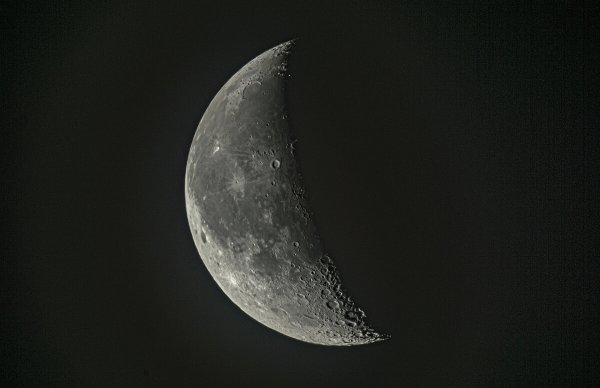 Луна на сером фоне