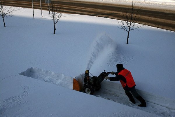 Смешной снегоуборщик