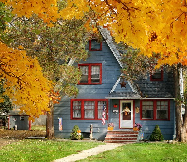 Загородный дом осенью
