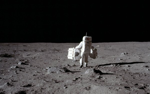 Аполлон 11 приземление на землю