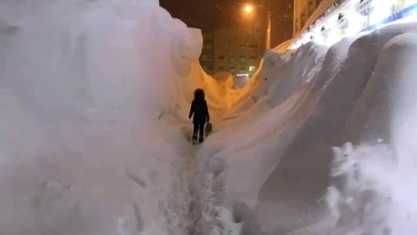 Сугробы в Норильске 2021