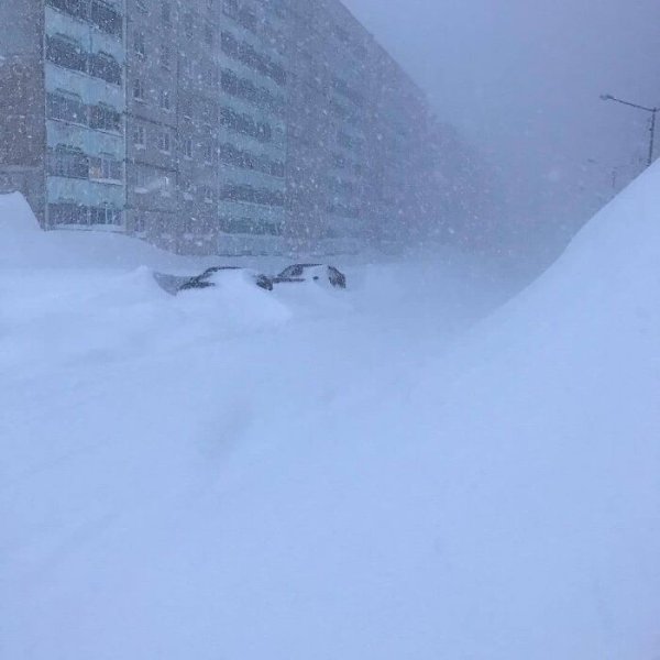 Сугробы в Норильске 2021