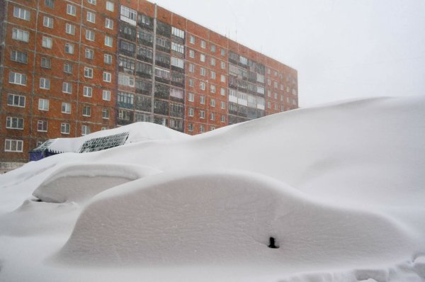 Сугробы во дворах Норильска
