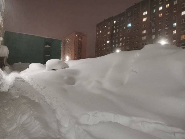 Сугробы в Норильске 2021
