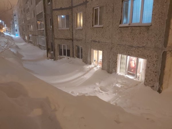 Сугробы в Кировске 2020