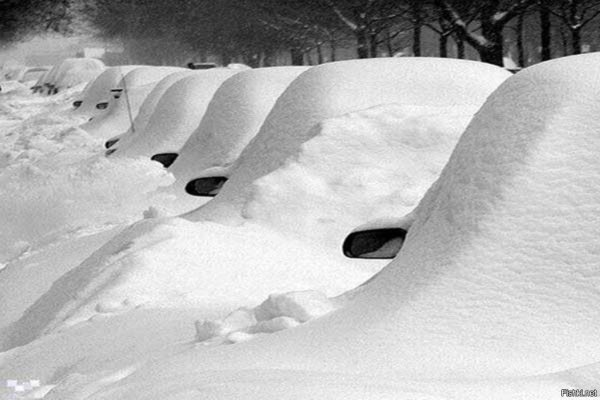 Машину занесло снегом