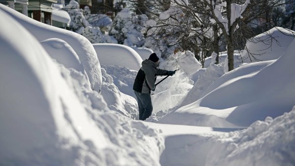 Снежные сугробы в городе