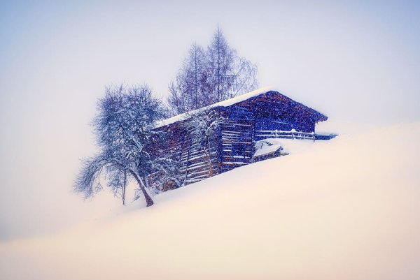 Домик под снегом