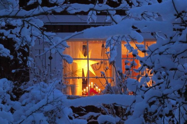 Уютный снежный домик