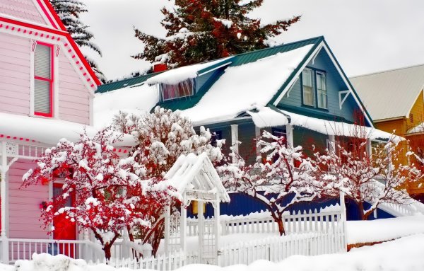 Зимний красный домик