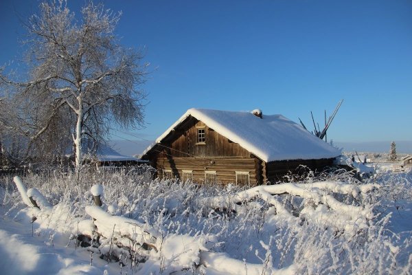 Деревенский домик зимой