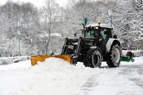 Трактор снег