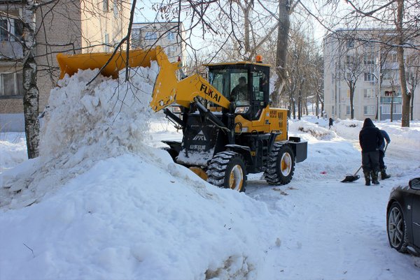 Трактор для уборки снега