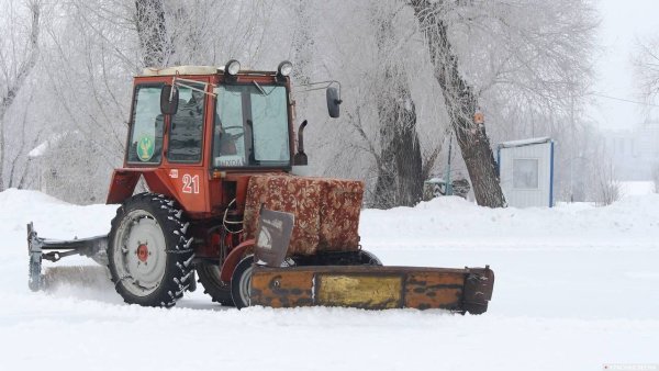 Трактор МТЗ 82 убирает снег
