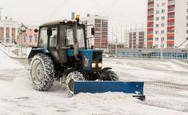 Трактор МТЗ 82 убирает снег