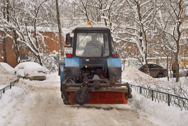 Трактор МТЗ 82 убирает снег