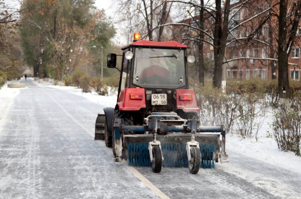 Трактор со щеткой уборка снега